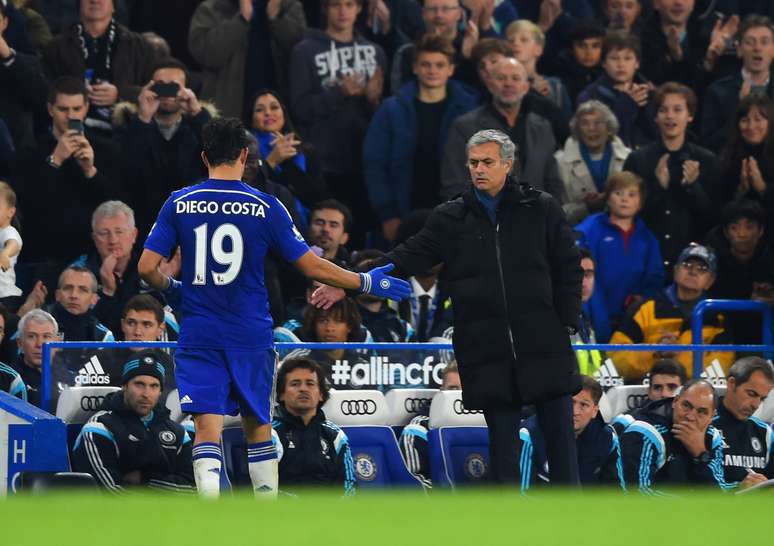 Diego Costa e Mourinho se cumprimentam em vitória do Chelsea
