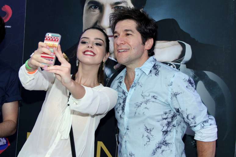 O cantor Daniel recebeu v&aacute;rios famosos em show realizado na noite de sexta-feira (21), no Citibank Hall, na Barra da Tijuca, zona oeste do Rio de Janeiro. Entre os presentes estiveram o jogador de futebol Emerson Sheik, a atriz Giovanna Lancellotti e o ator Nando Rodrigues