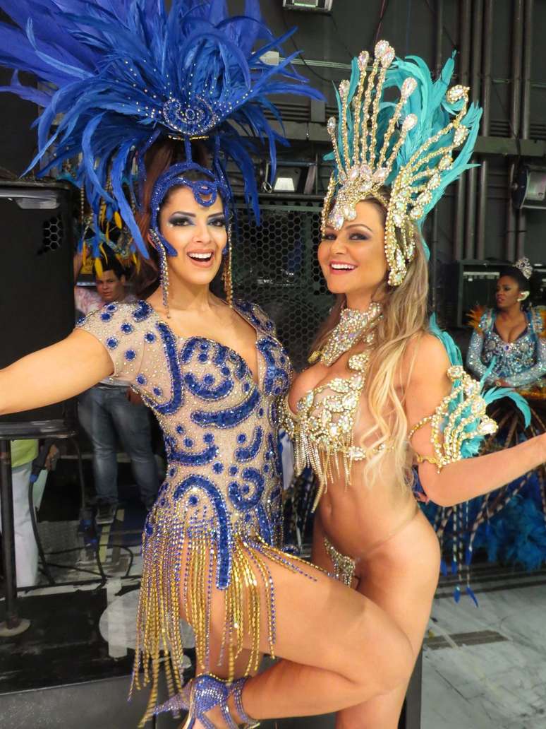 Neste sábado (22), a atriz Ellen Rocche e a ex-BBB Cacau Collucci se uniram a outras passistas para gravar uma vinheta da Globo para o Carnaval 2015