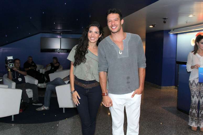 O cantor Daniel recebeu v&aacute;rios famosos em show realizado na noite de sexta-feira (21), no Citibank Hall, na Barra da Tijuca, zona oeste do Rio de Janeiro. Entre os presentes estiveram o jogador de futebol Emerson Sheik, a atriz Giovanna Lancellotti e o ator Nando Rodrigues