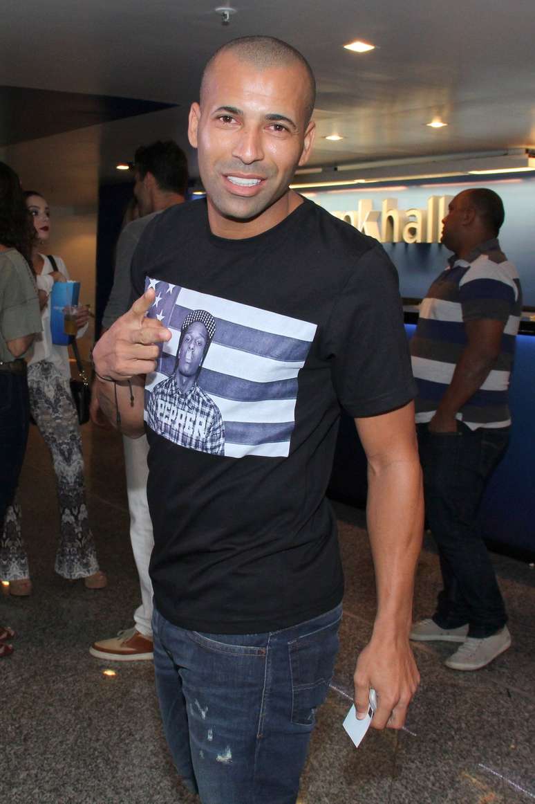 O cantor Daniel recebeu v&aacute;rios famosos em show realizado na noite de sexta-feira (21), no Citibank Hall, na Barra da Tijuca, zona oeste do Rio de Janeiro. Entre os presentes estiveram o jogador de futebol Emerson Sheik, a atriz Giovanna Lancellotti e o ator Nando Rodrigues