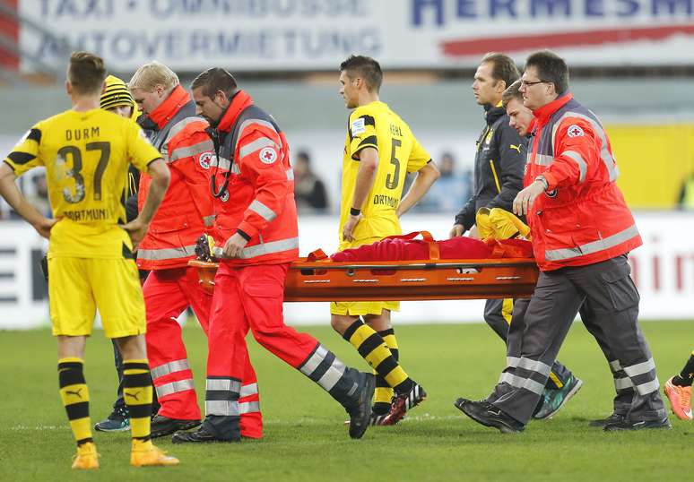 Estrela do Dortmund, Marco Reus saiu novamente machucado após torcer o tornozelo