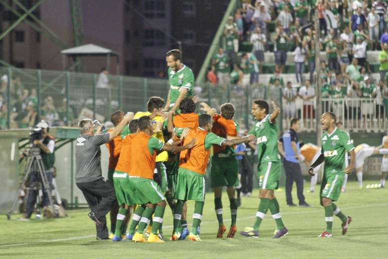 <p>Com organização e salário em dia, a caçula Chapecoense conseguiu continuar na Série A</p>