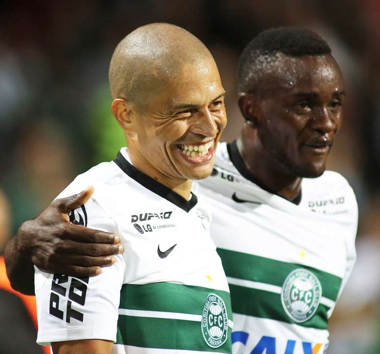 <p>Alex e Joel sorriem durante a vitória por 2 a 0 do Coritiba sobre o Palmeiras</p>