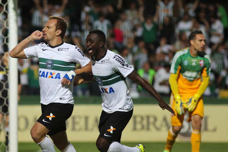 <p>Zé Love, que era dúvida para o jogo, comemora o primeiro gol do Coritiba</p>