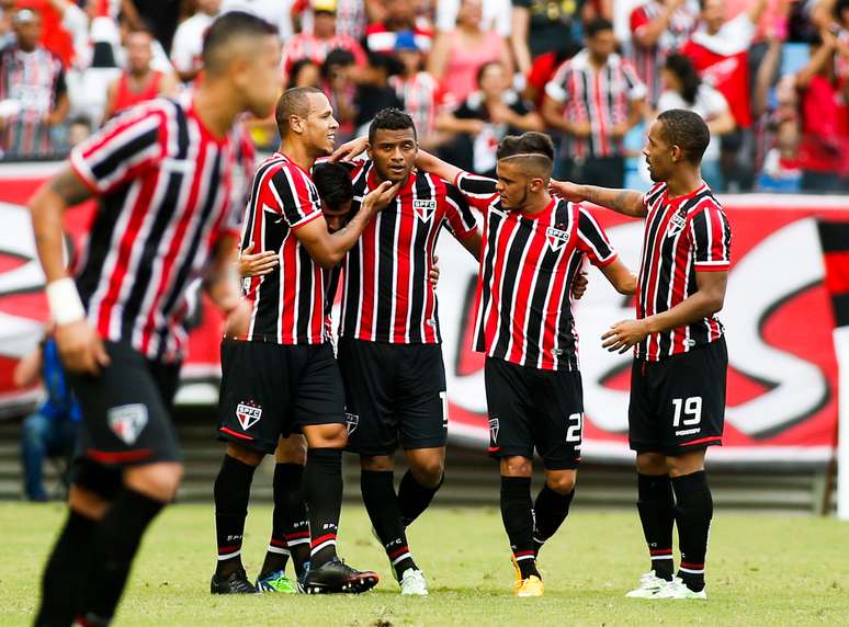 <p>S&atilde;o Paulo venceu Santos por 1 a 0 com gol solit&aacute;rio no segundo tempo.</p>