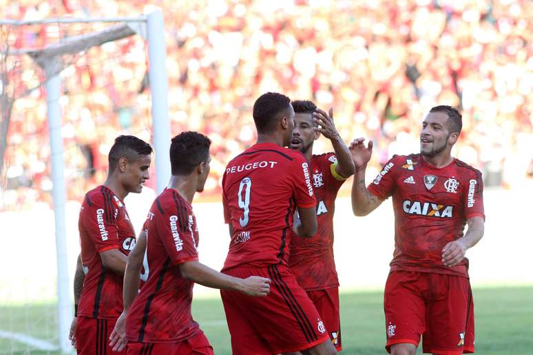 <p>Flamengo pode afundar Vit&oacute;ria</p>