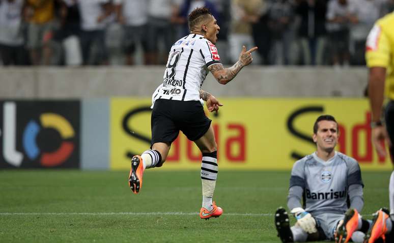 Guerrero marcou gol importante para o Corinthians aos 38min do segundo tempo