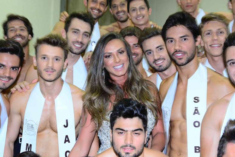 Nicole Bahls fez sucesso com os concorrentes do concurso Mister Mundo 2015, que aconteceu na noite de sábado (23), em São Paulo. A apresentadora do programa 'Pânico' foi uma das juradas do evento