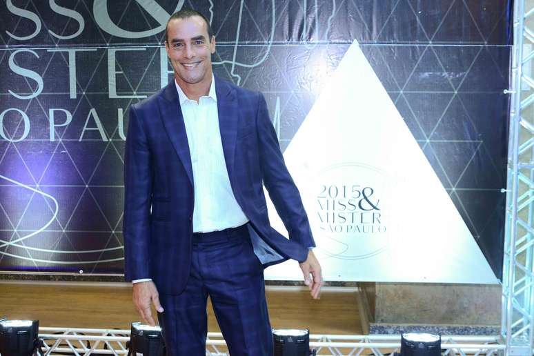 Nicole Bahls fez sucesso com os concorrentes do concurso Mister Mundo 2015, que aconteceu na noite de s&aacute;bado (23), em S&atilde;o Paulo. A apresentadora do programa 'P&acirc;nico' foi uma das juradas do evento