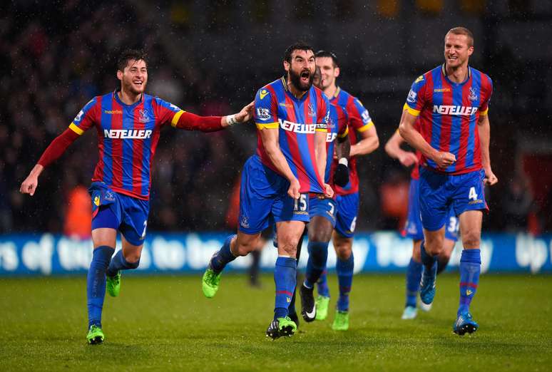 <p>Australiano Jedinak comemora o terceiro gol do Palace</p>