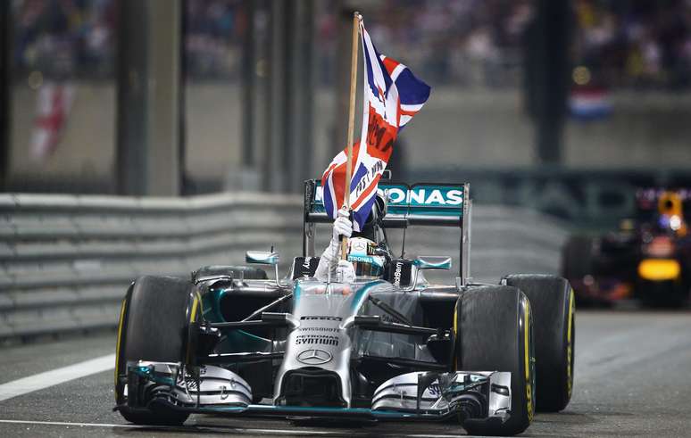 <p>Hamilton agitou bandeira britânica de dentro do carro</p>