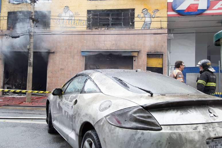 Um carro ficou parcialmente destruído no incêndio