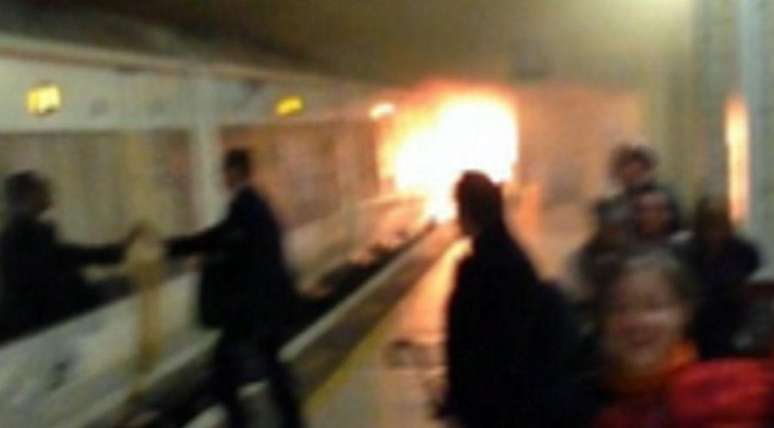 Estação de Charing Cross foi evacuada após incêndio neste domingo