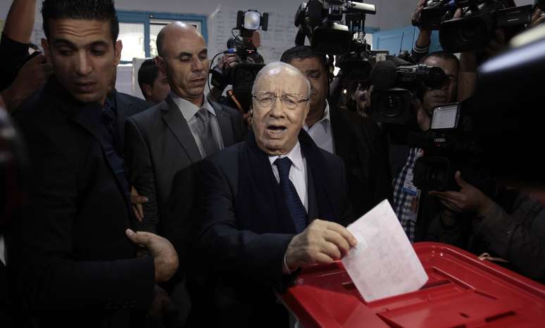 Beji Caid Essebsi, que é o favorito para vencer, vota para eleições presidenciais