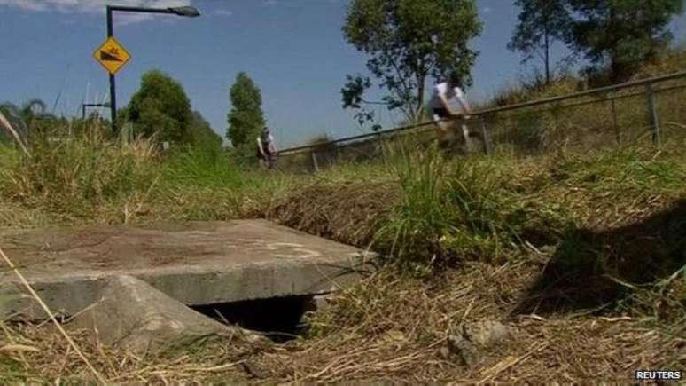 Vala na qual ciclistas encontraram bebê a 2,5 metros de profundidade 