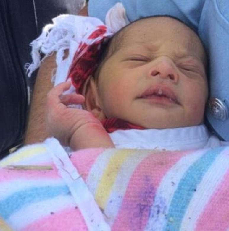 Recém-nascido foi encontrado enrolado em um cobertor hospitalar 