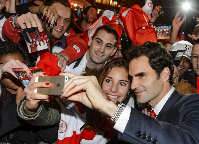 Roger Federer faz a festa da torcida suíça com selfies