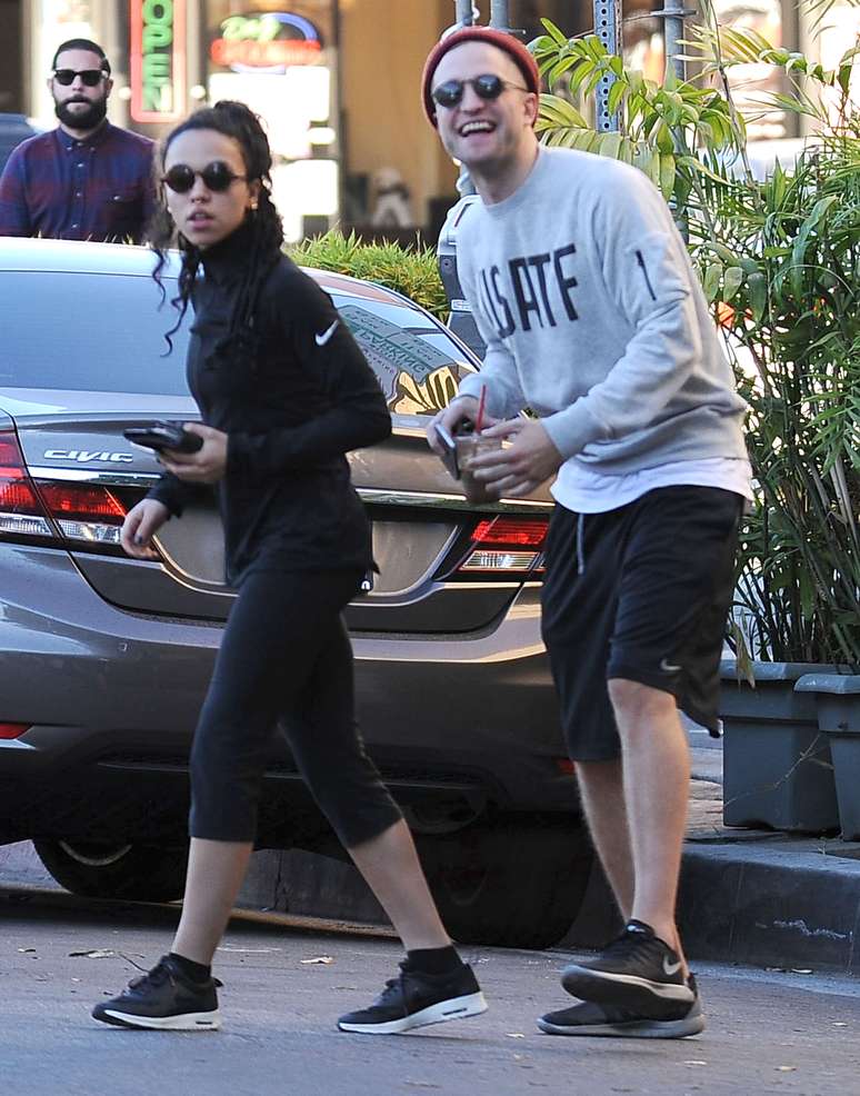 Robert Pattinson e a nova namorada, a cantora FKA, tiveram momentos de descontração neste fim de semana. Os dois foram clicados durante um passeio em Los Angeles (EUA), que contou até com “mão boba” do ator na amada
