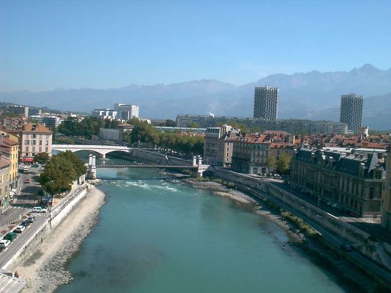 Vista da cidade de Grenoble, na França, a primeira da Europa que vai trocar publicidades por árvores nas ruas