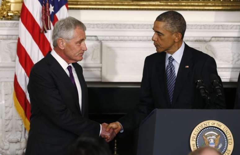<p>O presidente dos EUA, Barack Obama (direita), cumprimenta o secretário de Defesa, Chuck Hagel, após anunciar a renúncia de Hagel, em Washington, nos EUA, nesta segunda-feira</p>