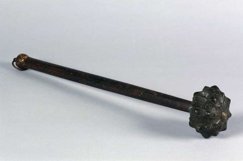 Uma arma medieval semelhante a esta da foto teria sido usada para ferir as vítimas 