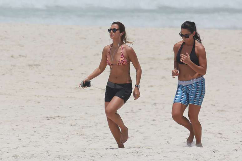 Paula Morais, noiva do ex-jogador Ronaldo, suou a camisa desde cedo nesta terça-feira (25). A DJ foi fotografada na praia da Barra da Tijuca, zona oeste do Rio de Janeiro, correndo ao lado de uma amiga
