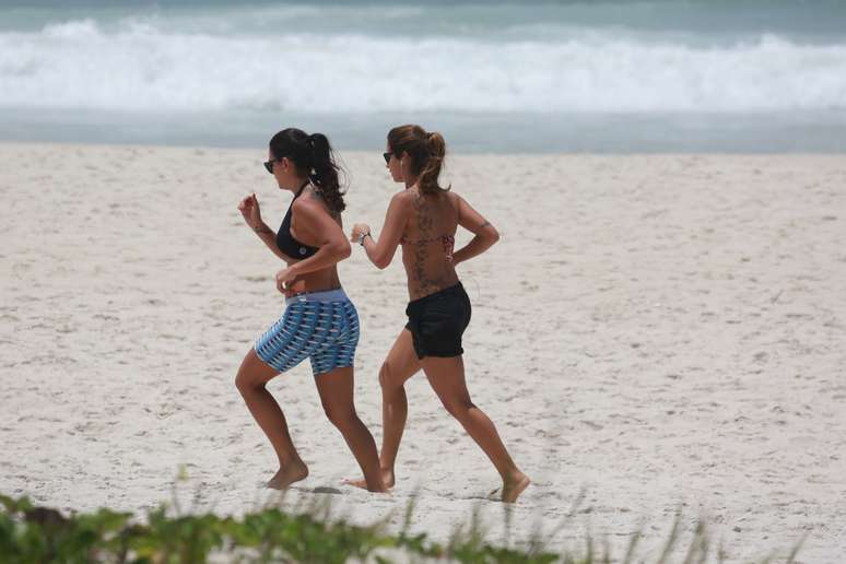 Paula Morais, noiva do ex-jogador Ronaldo, suou a camisa desde cedo nesta terça-feira (25). A DJ foi fotografada na praia da Barra da Tijuca, zona oeste do Rio de Janeiro, correndo ao lado de uma amiga