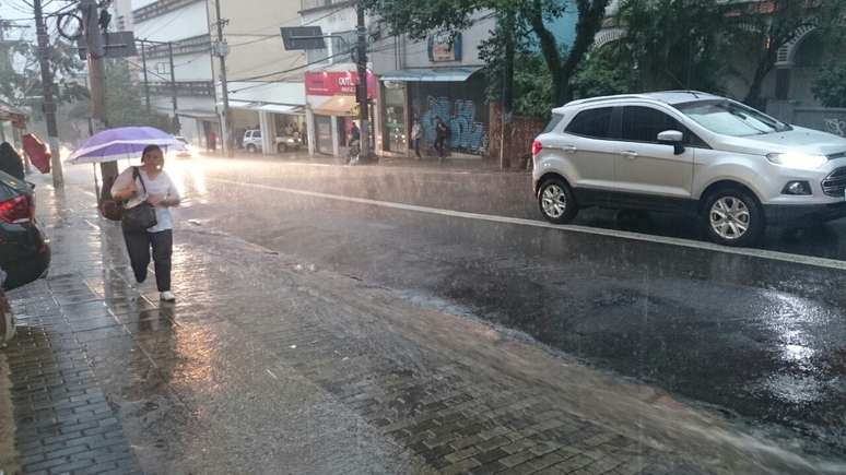 Chuva forte também atingiu Pinheiros; foto mostra a rua Teodoro Sampaio por volta das 19h