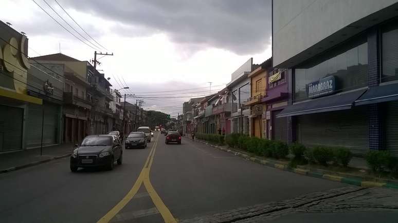 <p>Comércio fechou as portas na avenida Milton da Rocha, na Vila Sabrina, zona norte da capital</p>