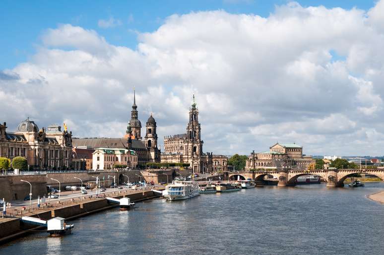 Propulsão com rodas de pás permite navegar no rio Elbe mesmo com nível da água baixo