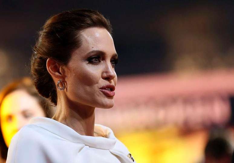 Angelina Jolie posa para foto na pré-estreia de "Invencível", em Londres.