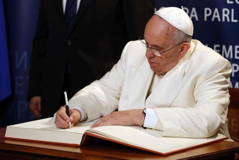 <p>Papa Francisco assina livro em cerim&ocirc;nia no Parlamento Europeu em Estrasburgo, na ter&ccedil;a-feira.</p>