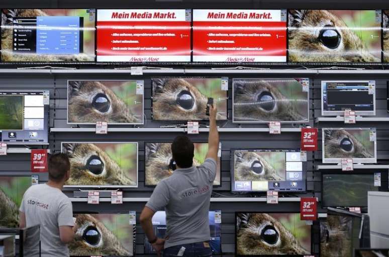 <p>Funcionário mostra TV a cliente em uma loja de Ingolstadt, no sul da Alemanha</p>