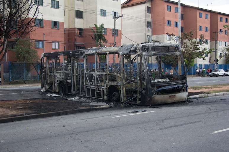 Um ônibus foi incendiado na avenida Zaki Narchi, próximo à avenida Moyses Roysen, na Vila Guilherme, segundo a CET