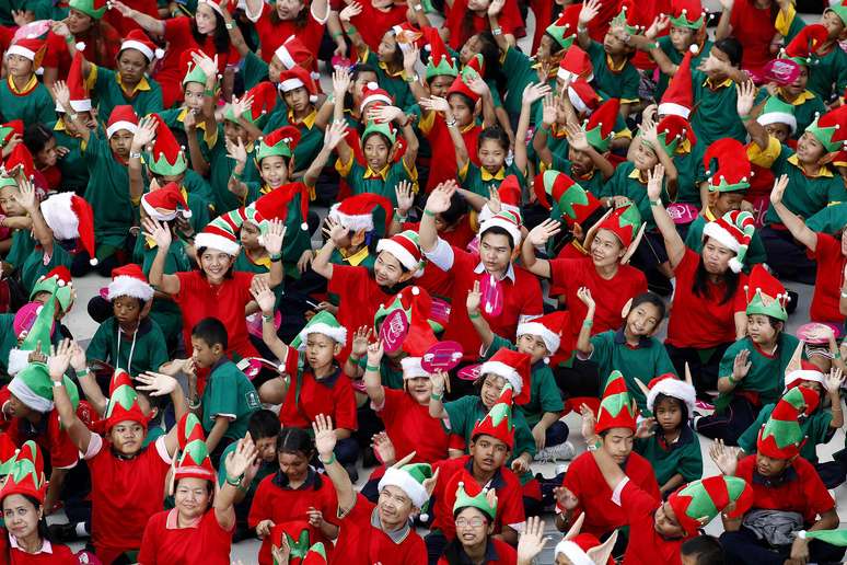 <p>Para entrar para o Guinness, 1.792 estudantes tailandeses se vestiram de ajudantes de Papai Noel na Tail&acirc;ndia</p>