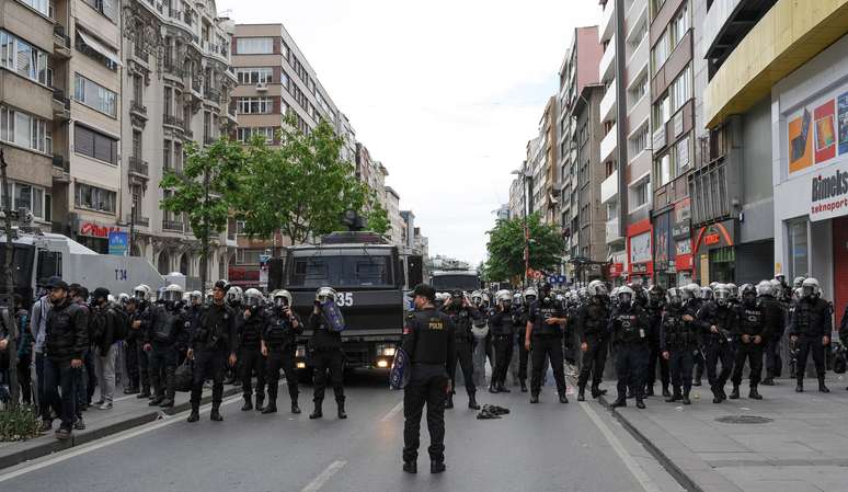 <p>Policiais tomam as ruas de Istambul, na Turquia, para deter manifestantes, em 1&deg; de maio</p>