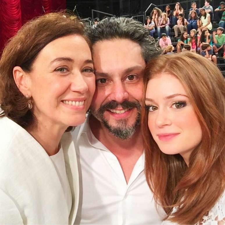 A gravação da famosa vinheta de fim de ano da Globo deu a oportunidade para Alexandre Nero posar com seu sorriso tímido ao lado dos dois amores do comendador José Alfredo, Maria Marta (Lilia Cabral) e Maria Ísis (Marina Ruy Barbosa)