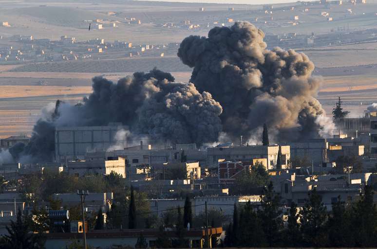 <p>Os ataques em Kobani atingiram duas grandes unidades do Estado Isl&acirc;mico e destru&iacute;ram 15 posi&ccedil;&otilde;es do grupo</p>