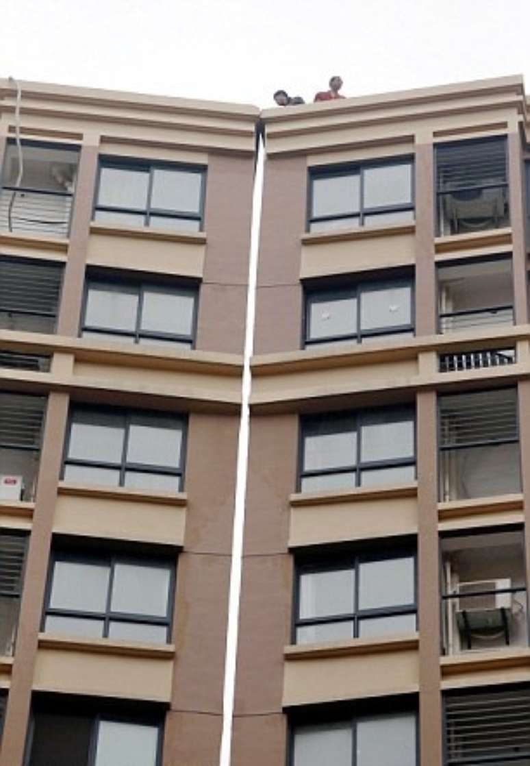 <p>Moradores não se sentem seguros em viver no apartamentos para onde foram realocados</p>