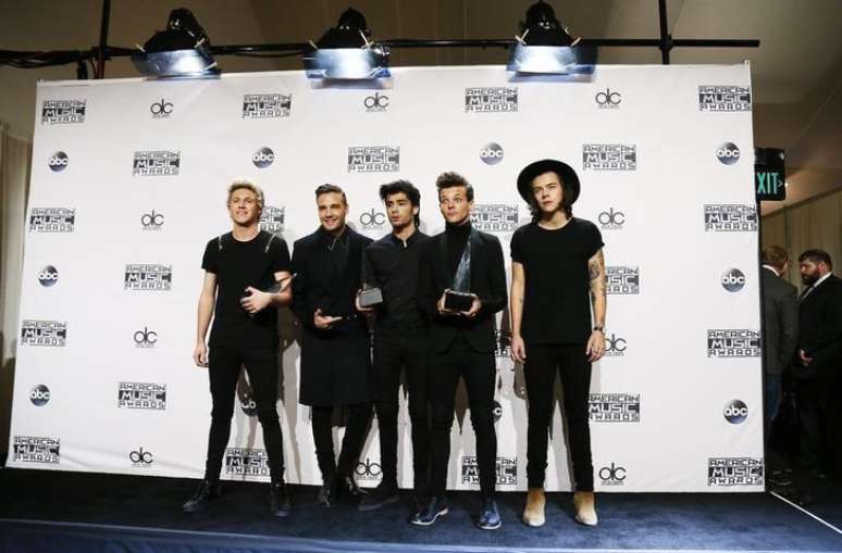Membros da banda One Direction posam com prêmios recebidos no American Music Awards, em Los Angeles, Estados Unidos, no domingo. 23/11/2014