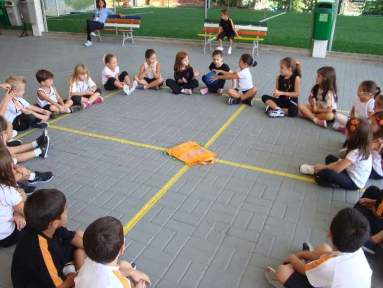 No Colégio Positivo - Jardim Ambiental, a turma do 1º ano do ensino fundamental participou de um projeto de resgate de brincadeiras antigas, como a lenço 