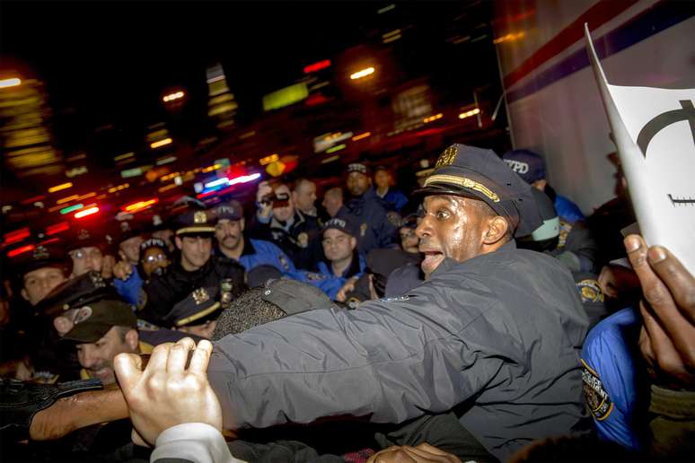 Em Nova York, a polícia enfrentou centenas de manifestantes que fecharam pontes e ruas 