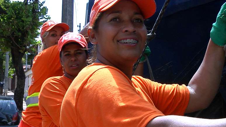<p>Viviane, Karen e Sinara são as primeiras garis mulheres da capital mineira</p>