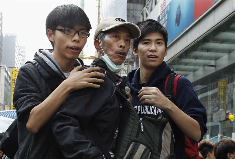 Joshua Wong (esquerda) e Lester Shum (direita) são líderes estudantis e foram presos nesta quarta-feira