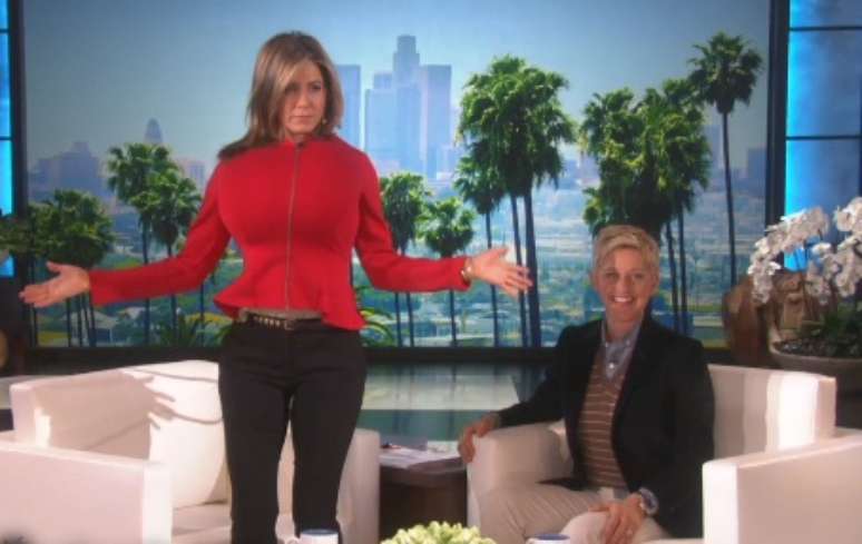 Jennifer Aniston faz piada com Kim Kardashian durante programa