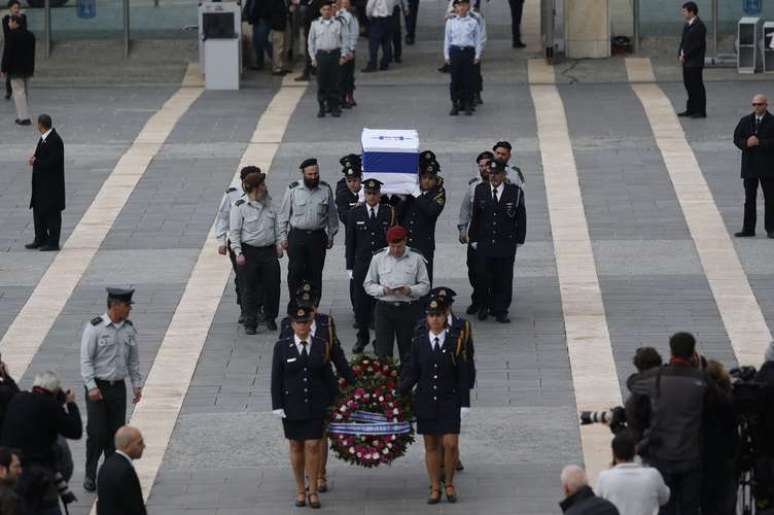 <p>O corpo do ex-primeiro-ministro israelense Ariel Sharon, morto após ficar oito anos em coma induzido por um derrame cerebral, é velado no Knesset, parlamento de Israel, em Jerusalém, em 12 de janeiro</p>