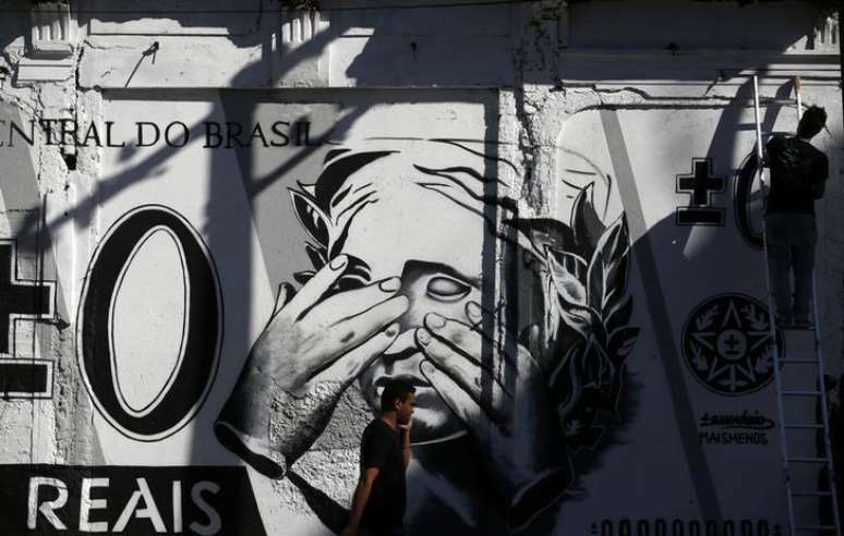 <p>Grafite com uma versão da nota de Real, no centro do Rio de Janeiro</p>