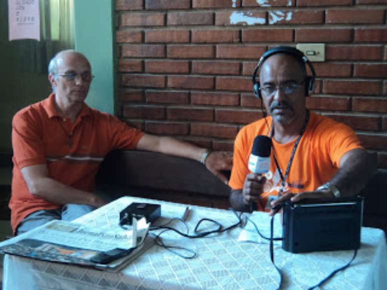 <p>Marc Dacuypere (esquerda), em evento na Paróquia Nossa Senhora do Perpétuo Socorro, de Mata Escura, Salvador, com a rádio da arquidiocese</p>