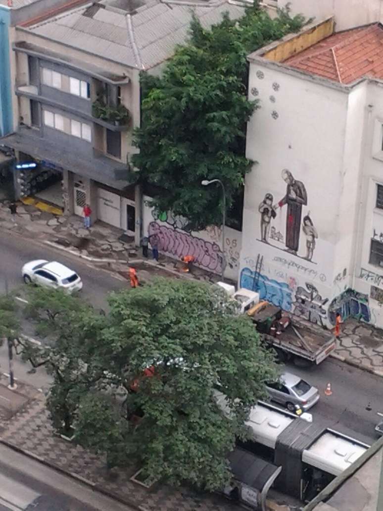 <p>Funcion&aacute;rios da prefeitura fizeram&nbsp;a remo&ccedil;&atilde;o do poste nesta manh&atilde;</p>